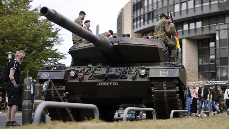 Leopard 2 Panzer beim Gelöbnis von Rekruten der Bundeswehr