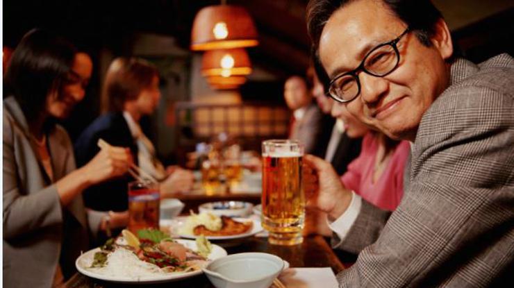 Japanski biznismeni piju dok ne padnu s nogu
