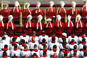 Svećenici na misi u Vatikanu