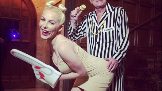 Hugh Hefner u raznim pozama sa svojim zečicama