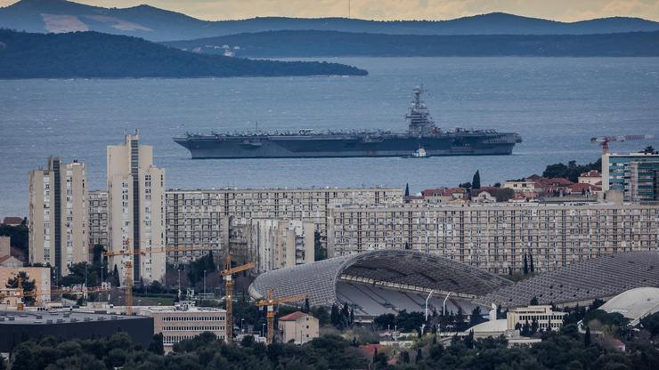 Kozjak: Pogled s Kozjaka na Split i najveći ratni brod na svijetu USS Gerald Ford