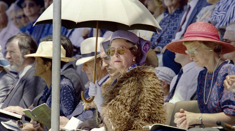 Tajni kodovi na haljinama kraljice Elizabete: Poruke je slala bojama i ukrasima