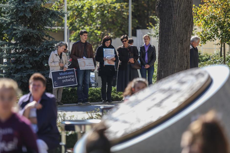 Prosvjed molitvene zajednice ispred bolnice "Sestre milosrdnice" u Zagrebu | Author: Igor Soban/PIXSELL
