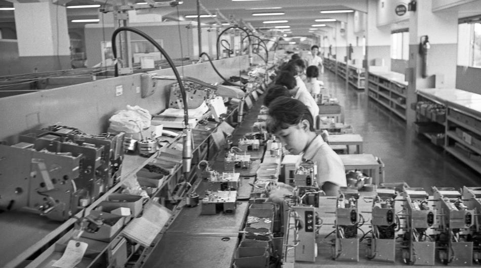 Troje ljudi zapošljava se u tvornici protiv svoje volje. Ona ih uvlači u svoj svijet