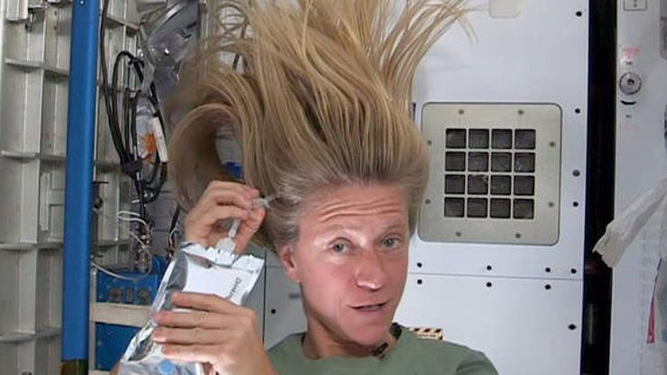 Karen Nyberg pere kosu u svemiru