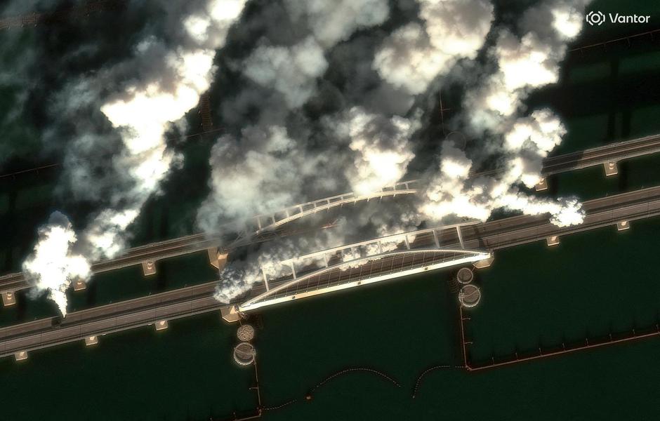 Satellite image shows smoke rising from Crimea Bridge | Author: VANTOR/REUTERS
