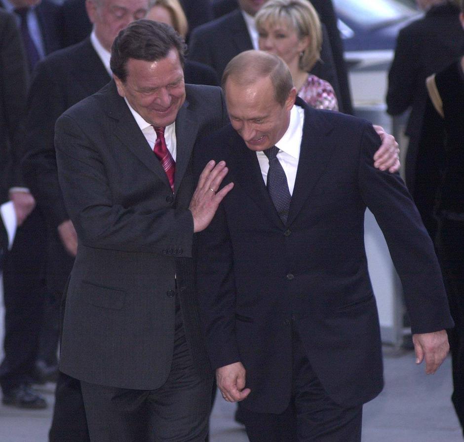 RECORD DATE NOT STATED Kanzlergeburtstag im Theater am Aegi in Hannover Gerhard Schröder feiert mit Gattin Doris seinen | Author: 