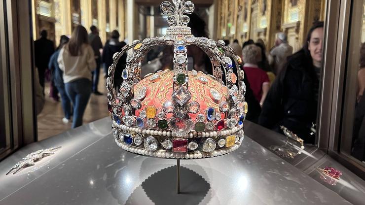 PARIS, FRANCE - OCTOBER 21: Sets of sumptuous jewelry are on display at the Louvre Museum on October 21, 2023 in Paris,