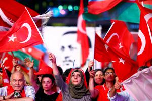 Erdoganove pristaše na Trgu Taksim u Istanbulu