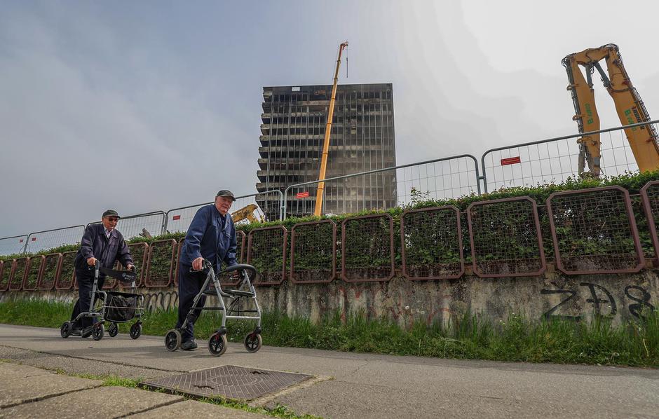 Zagreb: Franjo i Drago svakog dana sjednu ispred Vjesnika i promatraju rušenje | Author: Sanjin Strukic/PIXSELL