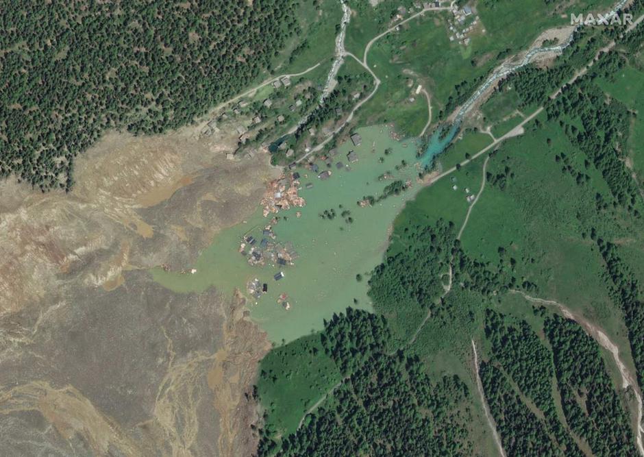 A satellite image shows an overview after a landslide, in Blatten | Author: MAXAR TECHNOLOGIES/REUTERS