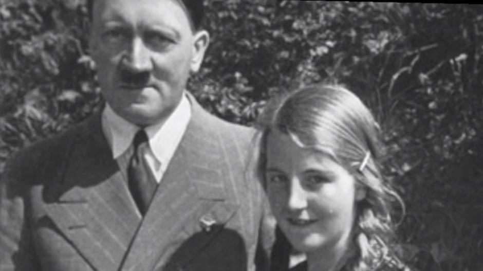 Gudrun Himmler, udana Burwitz, kći Heinricha Himmlera, s Adolfom Hitlerom | Author: YouTube