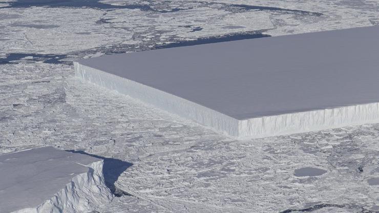 Četvrtasti ledeni brijeg na Antarktici