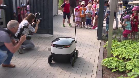Dostavni robot u akciji kroz grad