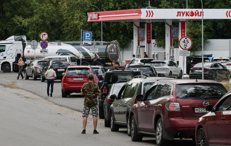 FILE PHOTO: Moscow pumps face queues amid fuel shortages | Author: ANASTASIA BARASHKOVA/REUTERS