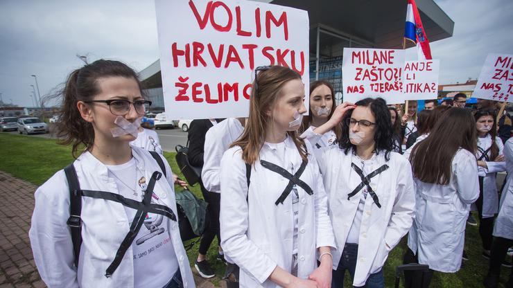Prosvjed studenata medicine u Osijeku protiv ministra Milana Kujundžića