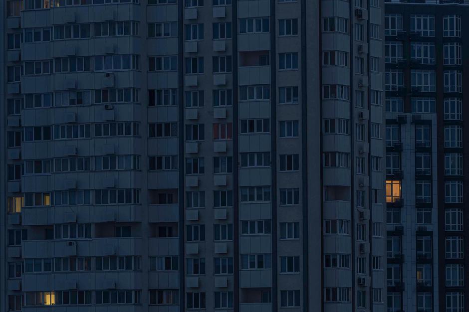 Kyiv, 22/11/2024, High-rise buildings seen without power during scheduled blackout in Kyiv. Residents experiences multiple blackouts per day, as Russia has destroyed big parts of Ukraine’s energy infrastructure. While businesses rely mostly on diesel powe | Author: Profimedia