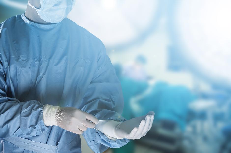 Liječnik skida rukavice nakon operacije | Author: Thinkstock