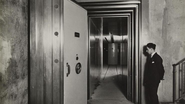 Anonymous, Access door with locking system, underground room of the Banque de France