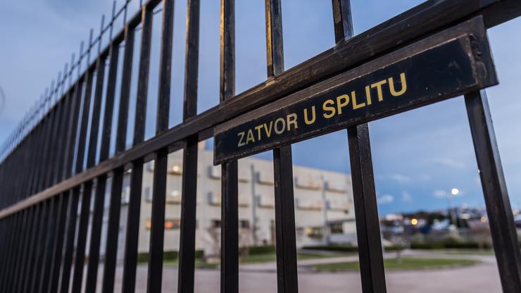 Splitsko-makarski nadbiskup Zdenko Križić predvodio misno slavlje u okružnom zatvoru u Splitu