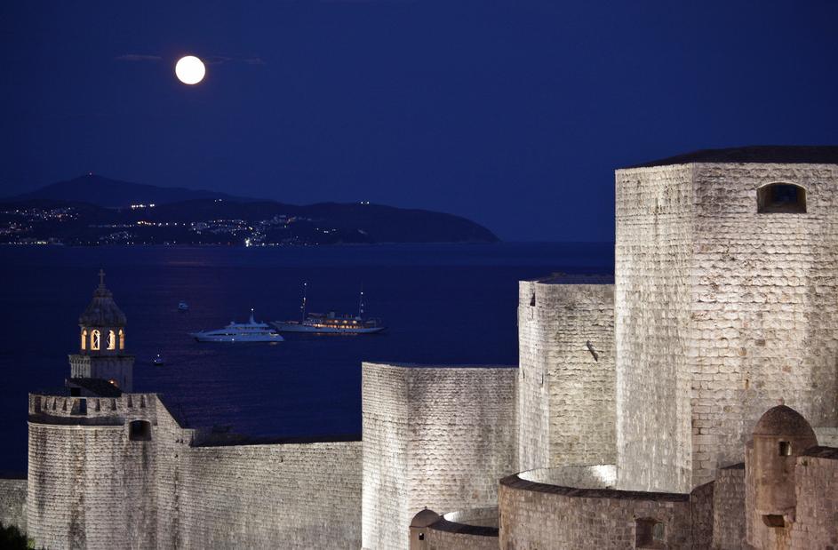 Pun mjesec izlazi iznad Dubrovnika