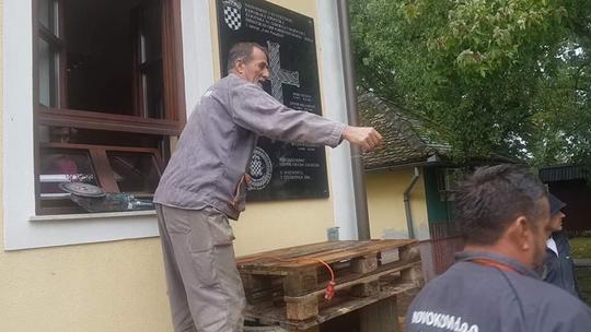 Ploča u Jasenovcu