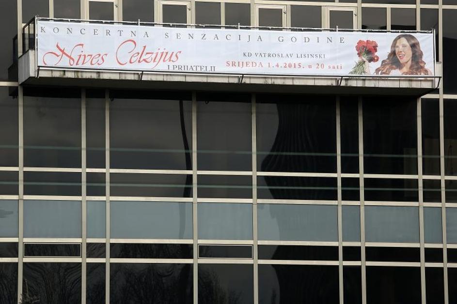 Na Lisinski postavljen plakat koji najavljuje koncert Nives Celzijus