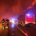 Dubci: Vatrogasci se bore s vatrenom stihijom i burom