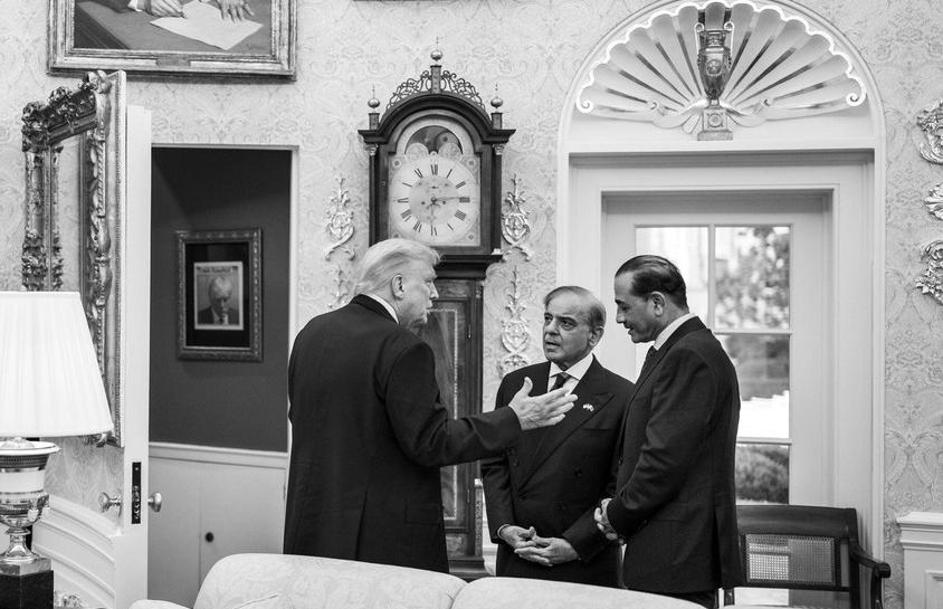 President Donald Trump speaks with Prime Minister Shehbaz Sharif and Field Marshal Asim Munir of Pakistan, Thursday, September 25, 2025, in the Oval Office after a meeting. (Official White House Photo by Daniel Torok)