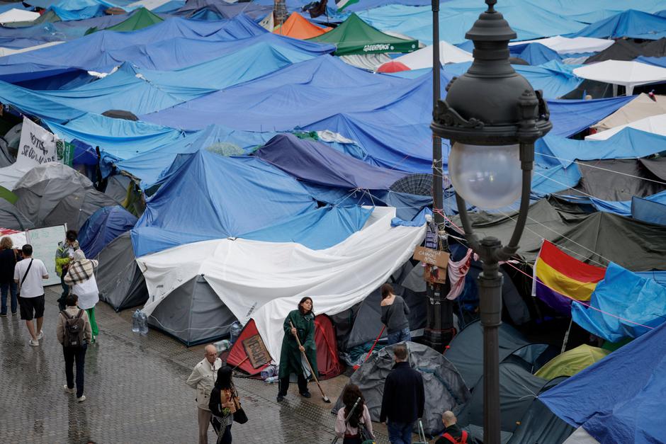 Demonstrators camp in Puerta del Sol square in Madrid | Author: Violeta Santos Moura