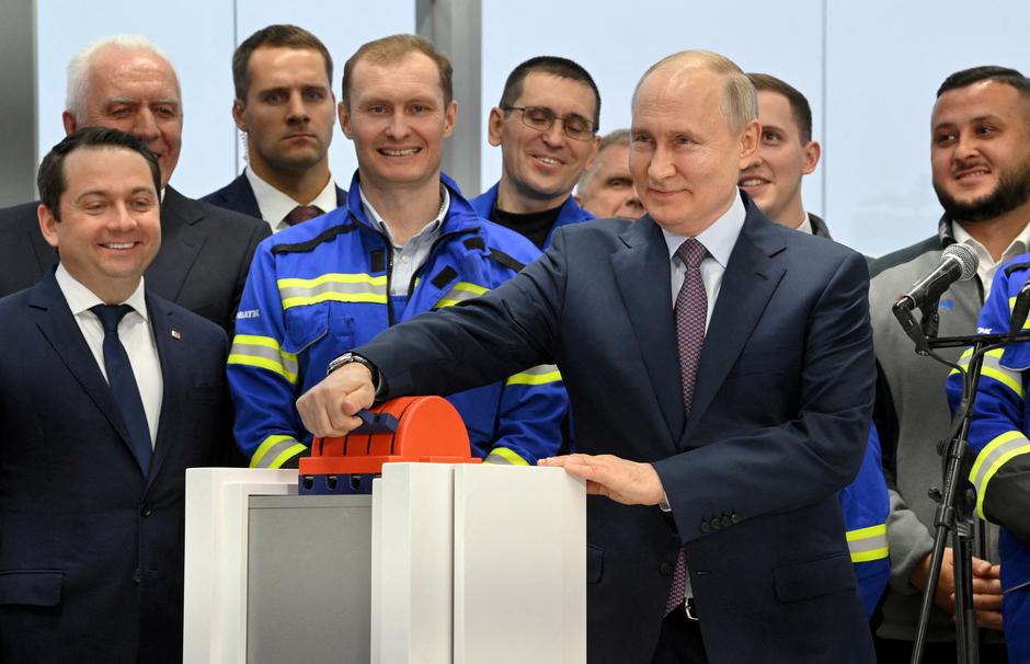 FILE PHOTO: Russian President Putin launches the first natural gas liquefaction line on a gravity-type base for the Arctic LNG-2 project in Murmansk region | Author: SPUTNIK