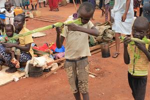 Djeca u Južnom Sudanu igraju se rata