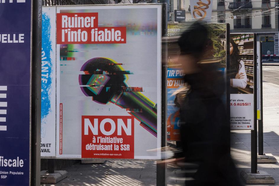 Non-political party poster encouraging to vote against the funding cuts for the SRG SSR (Swiss Broadcasting Corporation) in Geneva