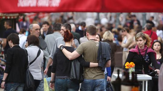 Zagreb: Trgovački centar Cvjetni i lijepo vrijeme izmamili ljude na Cvjetni trg