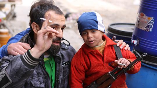 Militant FSA u Alepu u društvu sinčića koji drži Kalašnjikov