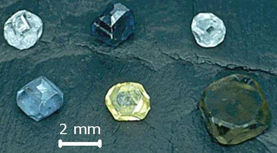 Razni primjerci sintetičkih dijamanata | Author: Wikimedia Commons