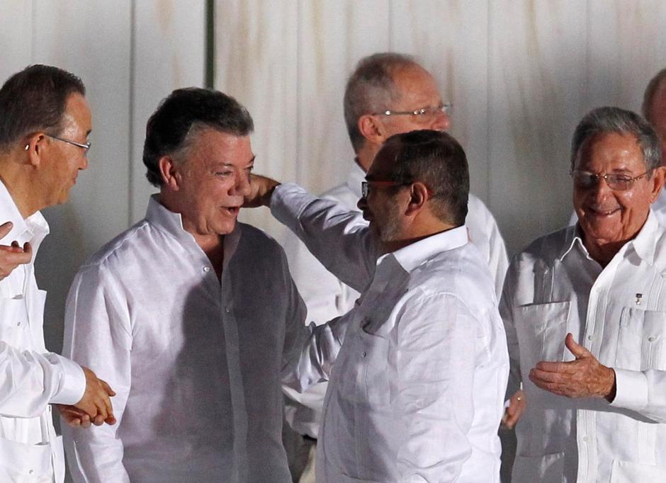 Predsjednik Kolumbije i zapovjednik FARC-a u trenutku potpisivanja mira | Author: JOHN VIZCAINO/REUTERS/PIXSELL