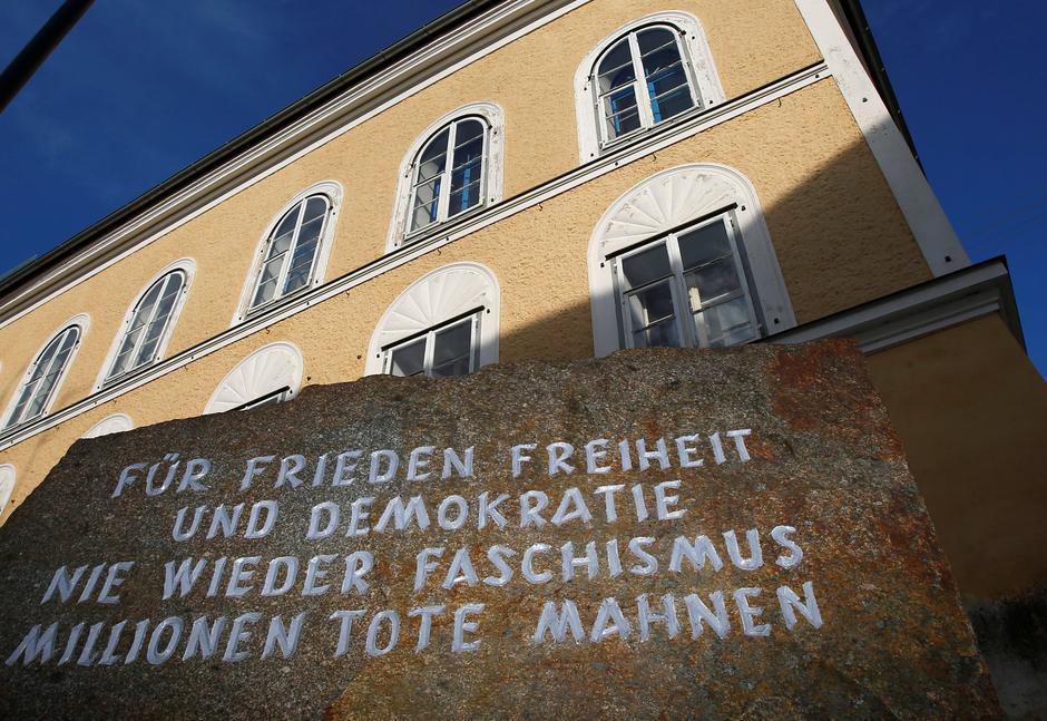 Spomen kamen ispred Hitlerove Kuće | Author: REUTERS/Dominic Ebenbichler