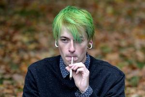 Muškarac puši joint ispred zgrade Parlamenta u Londonu