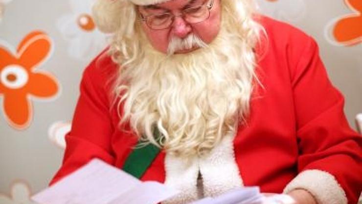 Djed Mraz čita pisma