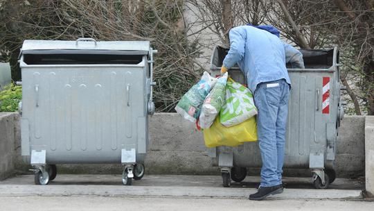 Zbog siromaštva ljudi hranu traže po kontejnerima