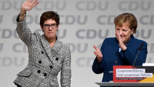 Annegret Kramp-Karrenbauer i Angela Merkel