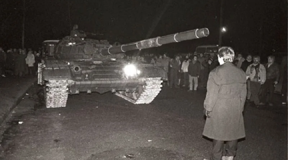 No&cacute; kada su goloruki ljudi tijelima branili neovisnost od sovjetskih tenkova