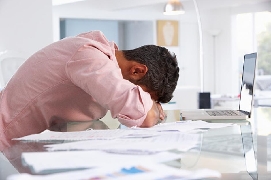 Muškarac pod stresom na poslu | Author: Thinkstock