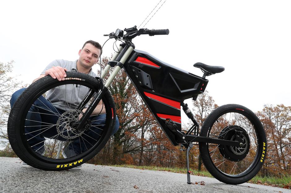 Ivan Golubić s električnim biciklom | Author: Robert Anić (PIXSELL)