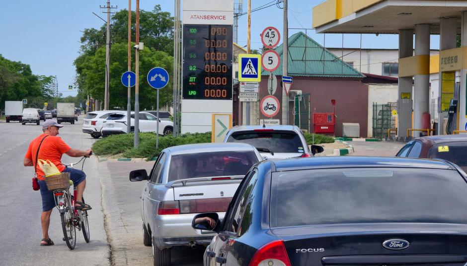Fuel shortages in Crimea amid Russia-Ukraine conflict | Author: ALEXEY PAVLISHAK/REUTERS