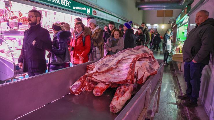 Zagreb: Na tržnici Dolac velika gužva kao i potražnja za odojkom