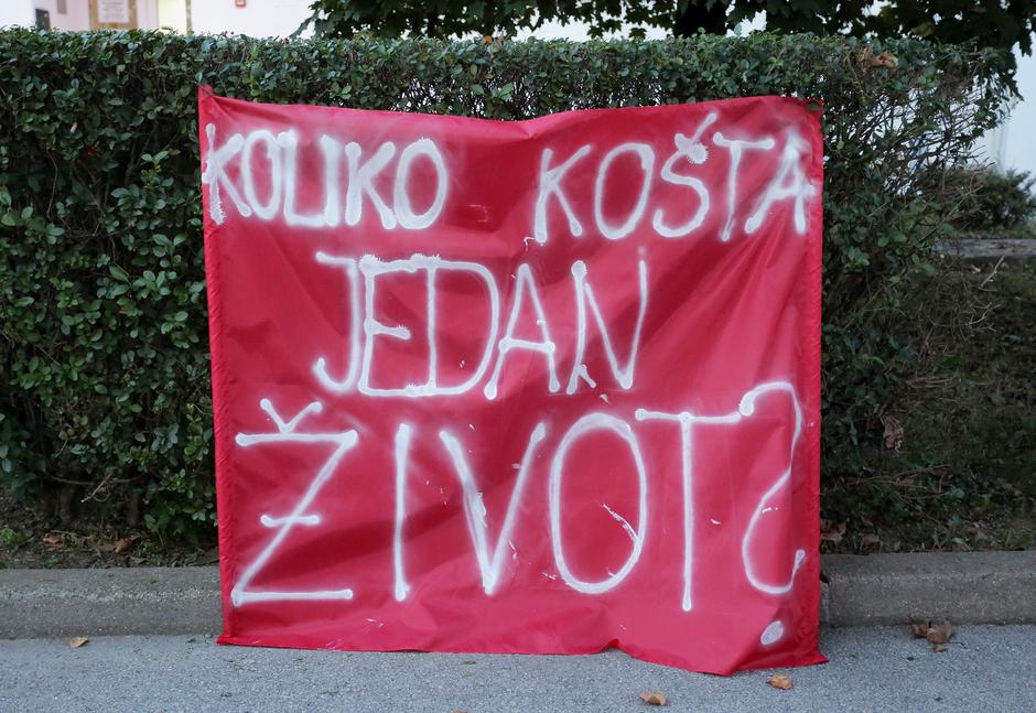 Prosvjed stanovnika Zaprešića ispred zgrade poglavarstva zbog mladića koji je preminuo | Author: Tomislav Miletic (PIXSELL)