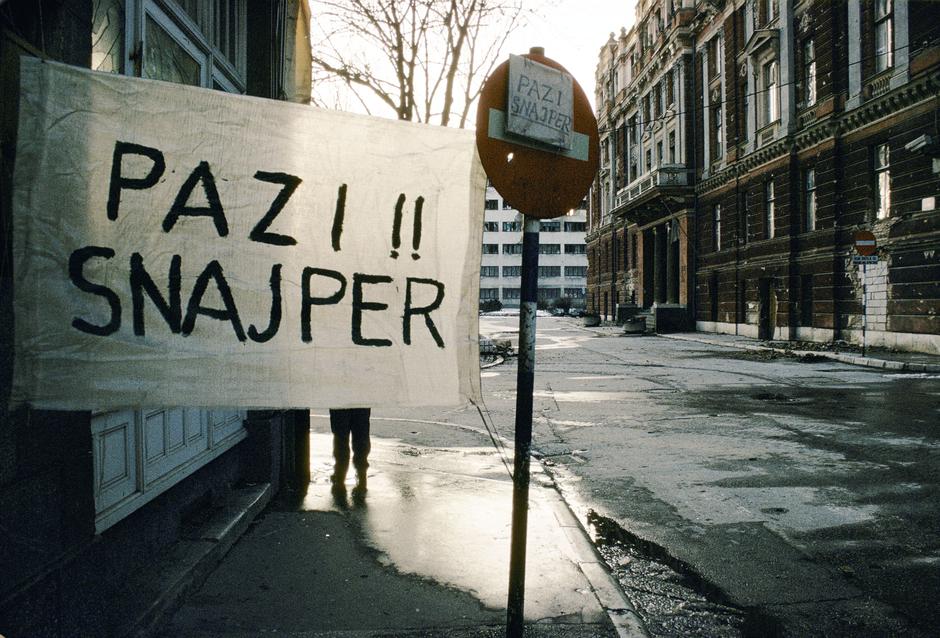 BEWARE SNIPER SIGN PAINTED ON WHITE SHEET IN SARAJEVO 1994 | Author: profimedia