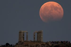 Pun mjesec iznad Posejdonovog hrama u Grčkoj